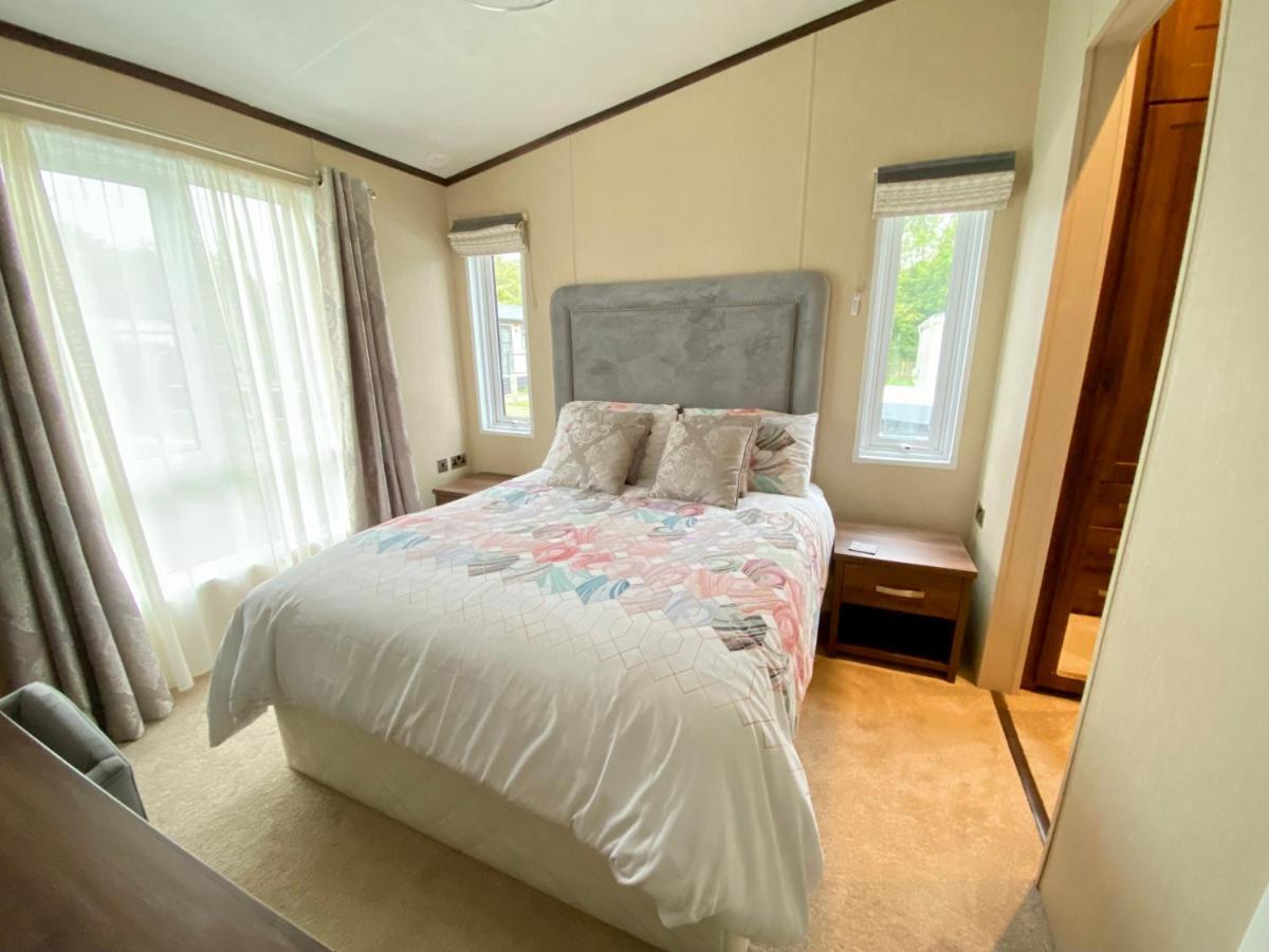 Wildflower, Premium Plus Hot Tub Lodge Саут-Керни Экстерьер фото