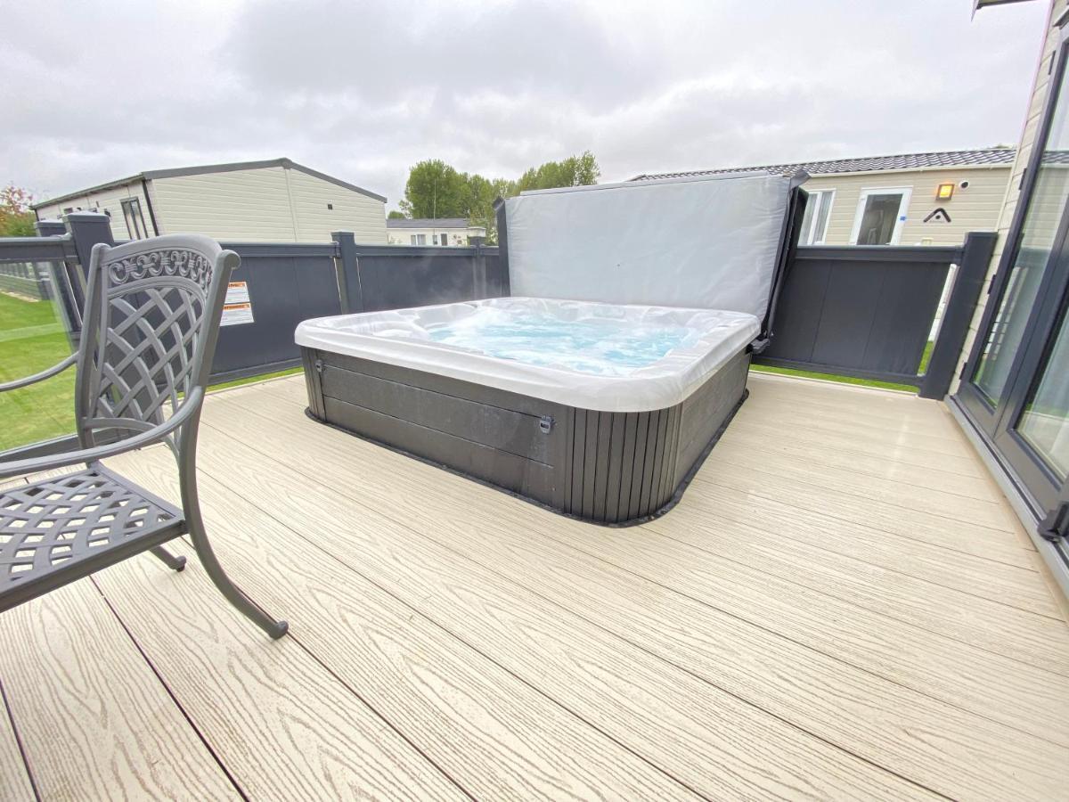 Wildflower, Premium Plus Hot Tub Lodge Саут-Керни Экстерьер фото